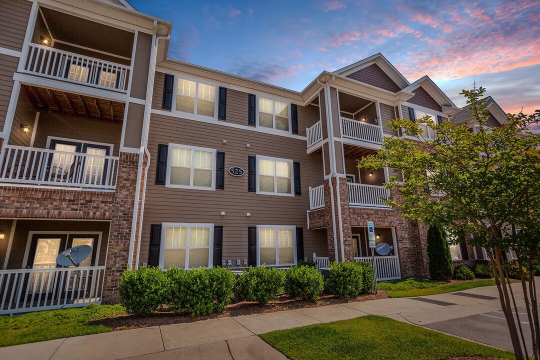 Astoria Apartments in Hope Mills, NC - Building Photo