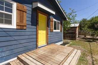 1848 W Bridge St in New Braunfels, TX - Foto de edificio - Building Photo