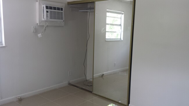 325 Kenilworth Blvd, Unit 1 BEDROOM in West Palm Beach, FL - Foto de edificio - Building Photo