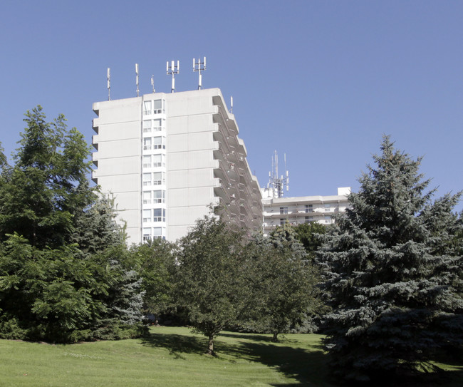 Tyandaga Apartments in Burlington, ON - Building Photo - Building Photo