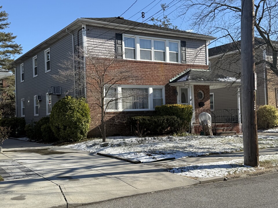 7 Gibson Blvd, Unit 2nd floor in Valley Stream, NY - Building Photo