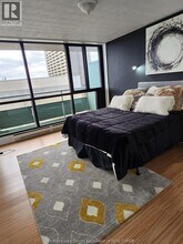 111 Riverside Dr E in Windsor, ON - Foto de edificio - Building Photo