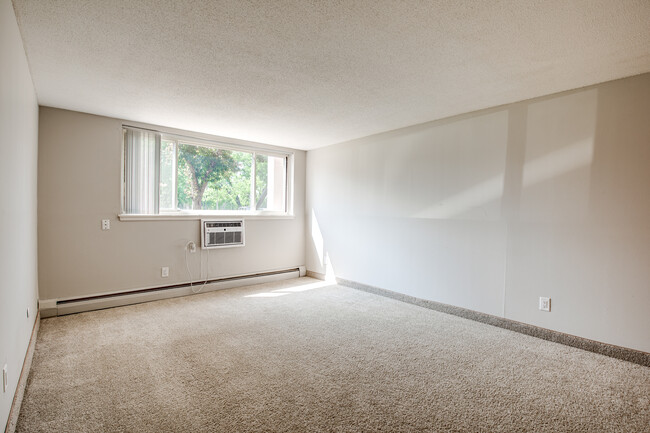 Pine Tree Park Apartments in St. Paul, MN - Building Photo - Interior Photo