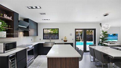 16887 Royal Poinciana Dr in Weston, FL - Building Photo - Building Photo