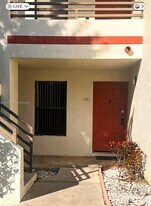 1086 N Hiatus Rd in Pembroke Pines, FL - Building Photo