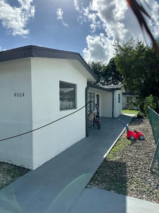 4064 SW 52nd St in Fort Lauderdale, FL - Building Photo