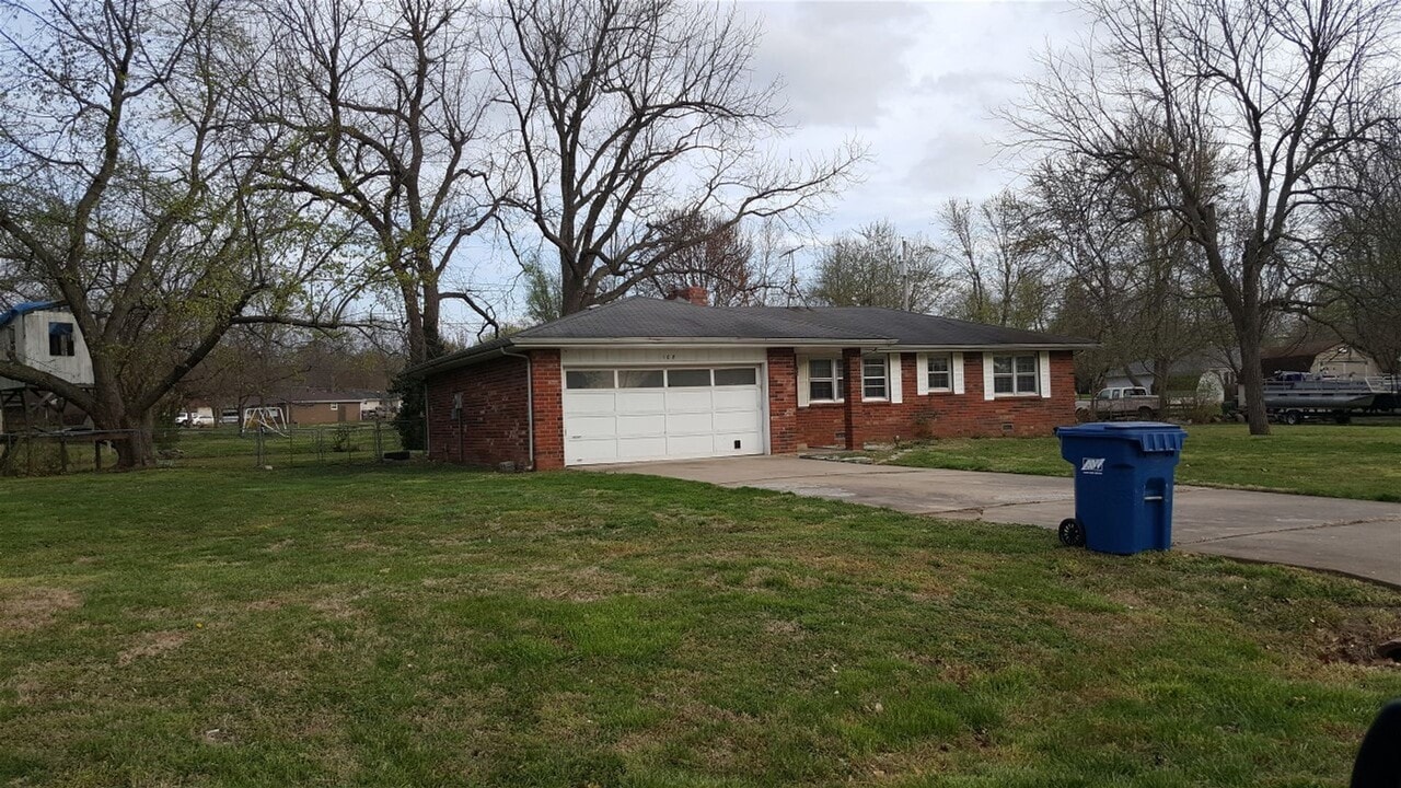 108 W Crighton Dr in Willard, MO - Building Photo