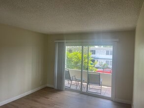 1187 E 3rd St, Unit 102 in Long Beach, CA - Building Photo - Building Photo