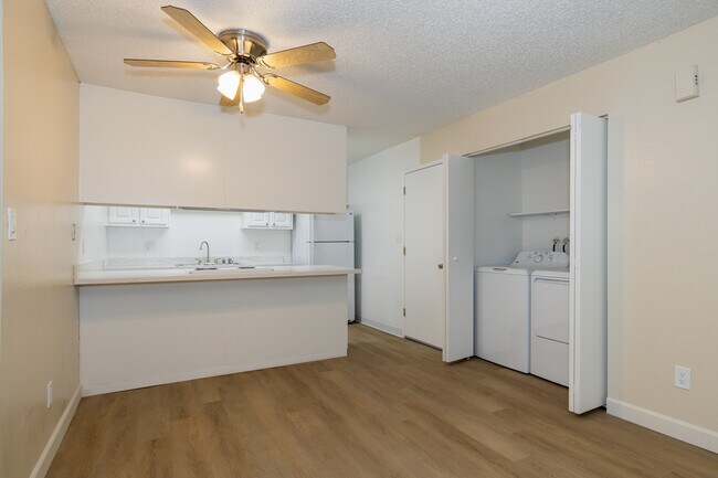 Rollingwood Duplex Homes in Orangevale, CA - Foto de edificio - Interior Photo