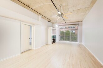 933 W Van Buren St, Unit 304 in Chicago, IL - Foto de edificio - Building Photo