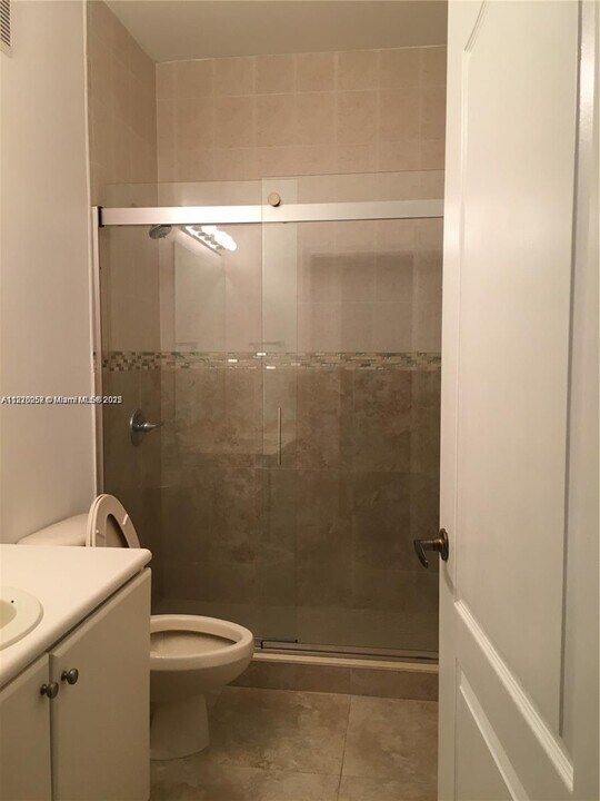 17630 NW 73rd Ave in Hialeah, FL - Building Photo