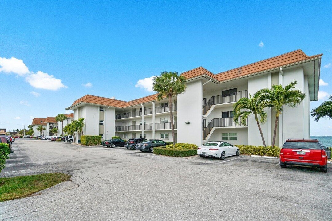 400 Wilma Cir, Unit 208 in Riviera Beach, FL - Foto de edificio