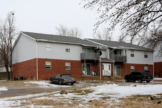 Seven Oaks Apartments in Henderson, KY - Building Photo - Building Photo