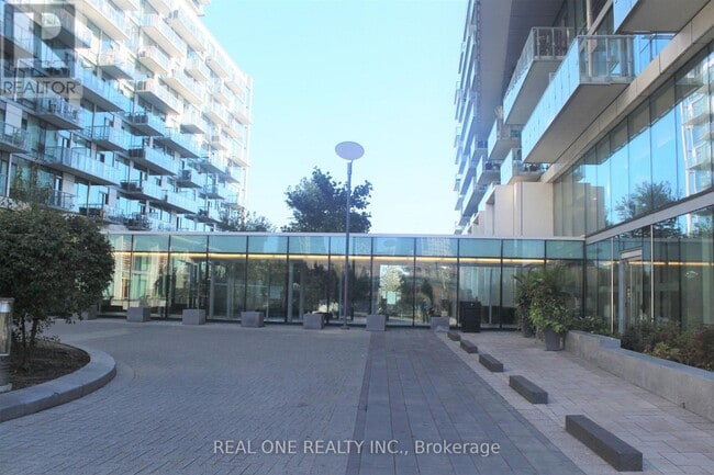 39 Queens Quay E in Toronto, ON - Building Photo - Building Photo