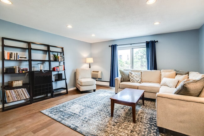 2928 Dean Pky, Unit 5B in Minneapolis, MN - Foto de edificio - Building Photo