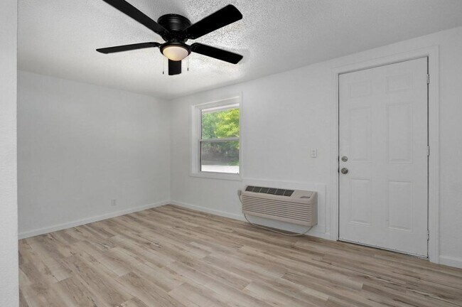 21 Larue St in Reeds Spring, MO - Building Photo - Building Photo