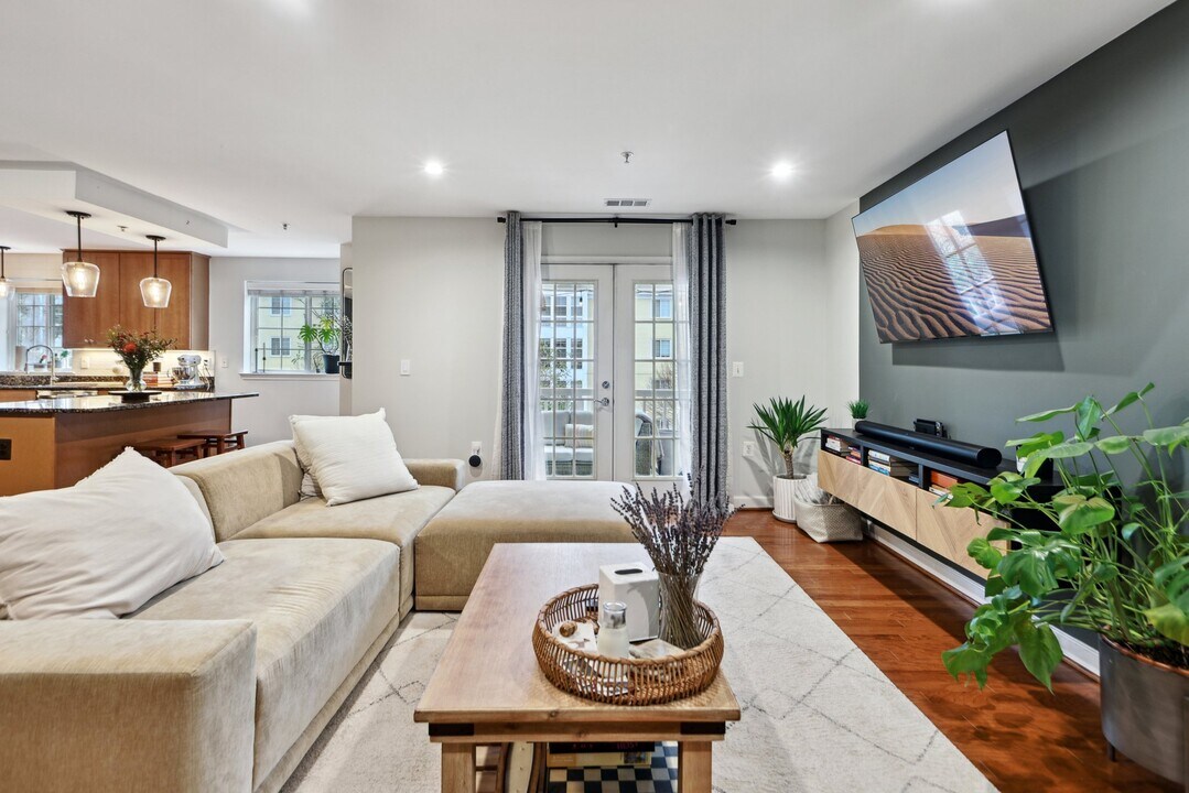 4091 S Four Mile Run Dr, Unit 401 in Arlington, VA - Foto de edificio