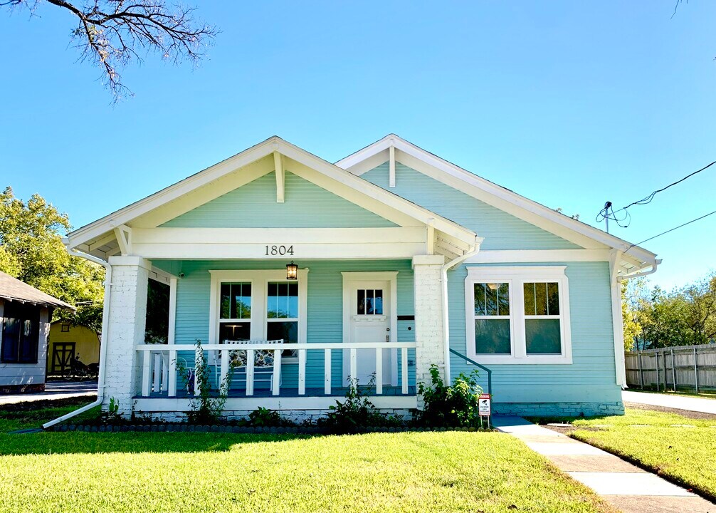 1804 N Elm St in Denton, TX - Building Photo