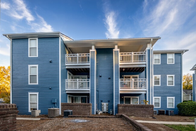 McIver Square Apartments in Greensboro, NC - Foto de edificio - Building Photo