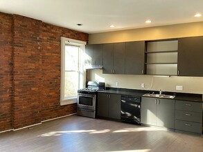 1131 N High St, Unit 201 in Columbus, OH - Building Photo - Building Photo
