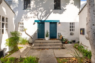 2408 - 2416 1/2 N. Beachwood Dr in Los Angeles, CA - Building Photo - Building Photo