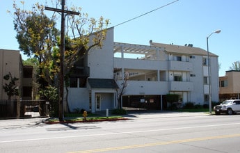 13740 Vanowen St in Van Nuys, CA - Building Photo - Building Photo