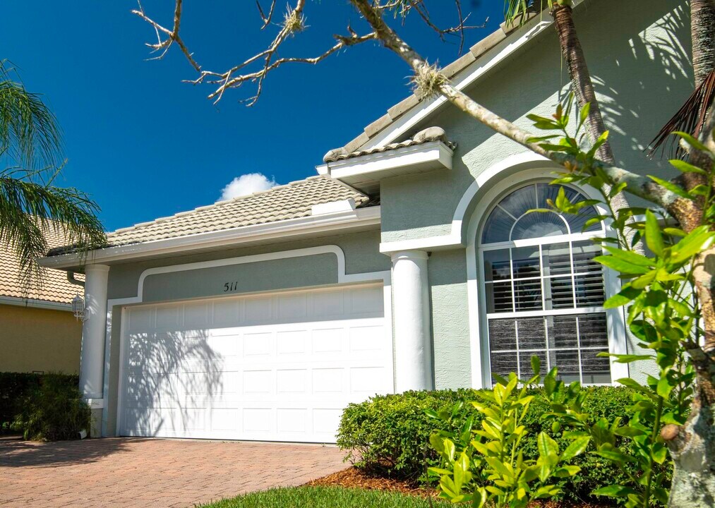 511 NW Red Pine Way in Jensen Beach, FL - Building Photo