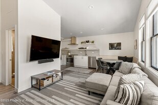 220 W Main St in Aspen, CO - Building Photo