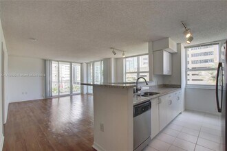 1111 Brickell Bay Dr in Miami, FL - Building Photo - Building Photo