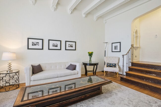 The Four Gables in West Hollywood, CA - Building Photo - Building Photo