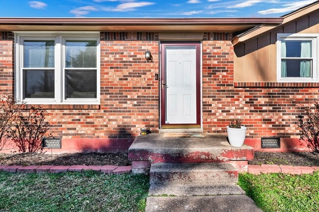 215 Aster Dr in Clarksville, TN - Building Photo - Building Photo