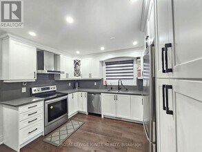 208 Plunkett Rd in Toronto, ON - Building Photo - Building Photo