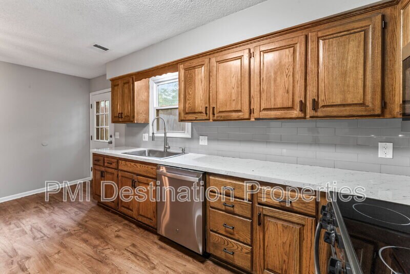 1322 N Harvey Dr in Olathe, KS - Building Photo