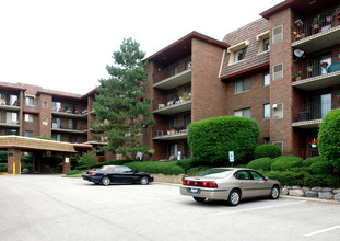 Oak Creek in Buffalo Grove, IL - Building Photo - Building Photo