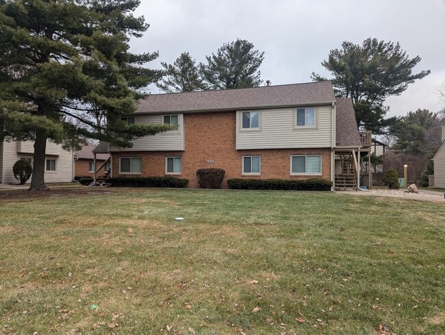 1613 Lyndhurst W Dr in Savoy, IL - Building Photo - Building Photo