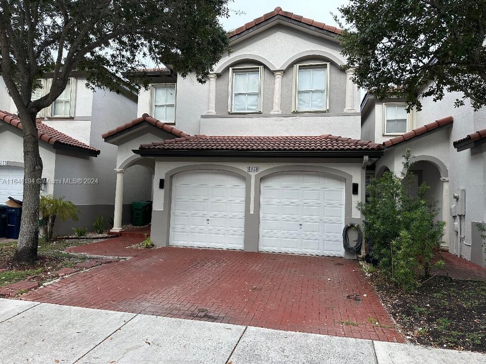 8159 NW 116th Ct in Doral, FL - Foto de edificio