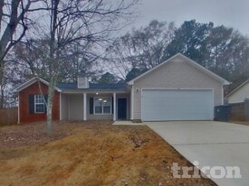 449 Sarah's Ln in Locust Grove, GA - Building Photo