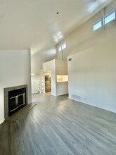 1021 Southwood Dr, Unit #H in San Luis Obispo, CA - Foto de edificio - Building Photo