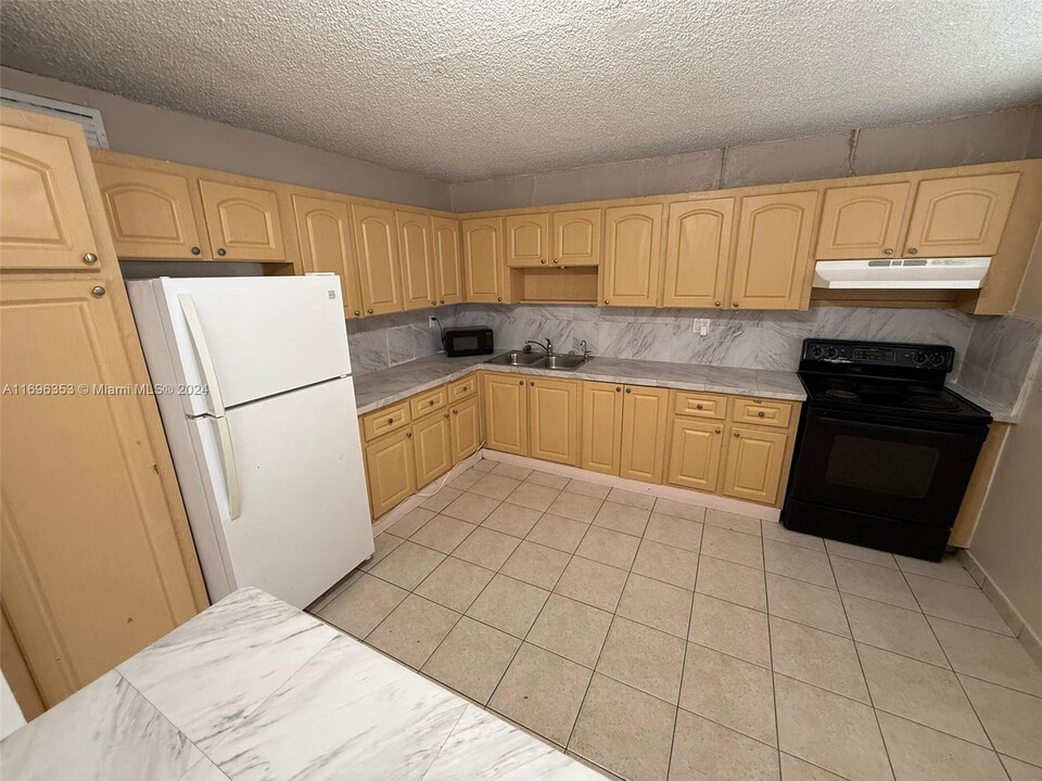 1335 W 68th St in Hialeah, FL - Building Photo