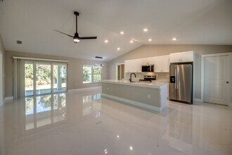 3433 NE 11th Pl in Cape Coral, FL - Foto de edificio - Building Photo