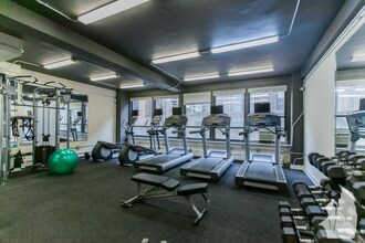 652 W Gordon Ter, Unit 604 in Chicago, IL - Building Photo - Building Photo