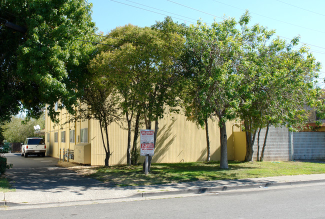 1306 Leafwood Dr in Novato, CA - Foto de edificio - Building Photo