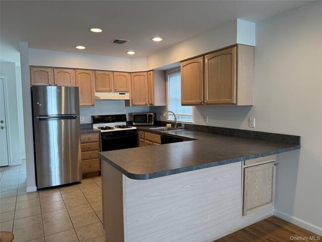33 Yennicock Ave in Port Washington, NY - Building Photo - Building Photo