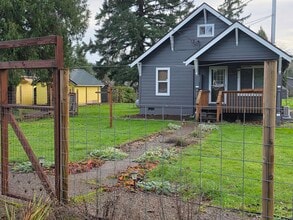 23 S Main St in Falls City, OR - Foto de edificio - Building Photo