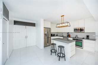 141 Crandon Blvd, Unit 141 Crandon Blvd # 241 in Key Biscayne, FL - Foto de edificio - Building Photo