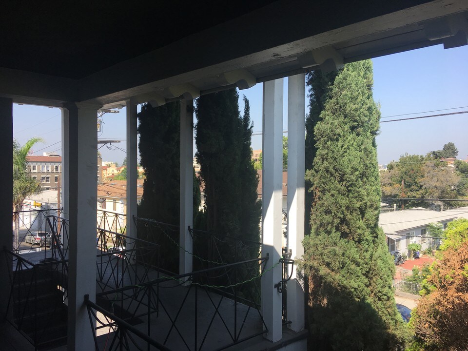 258 Witmer St in Los Angeles, CA - Building Photo