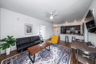 Oliver Station Apartments in Portland, OR - Foto de edificio - Building Photo