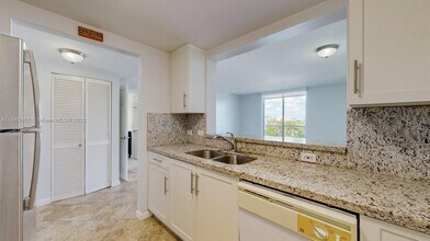 900 SW 8th St in Miami, FL - Building Photo - Building Photo