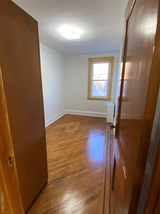 22-06 Himrod St in Queens, NY - Building Photo - Building Photo