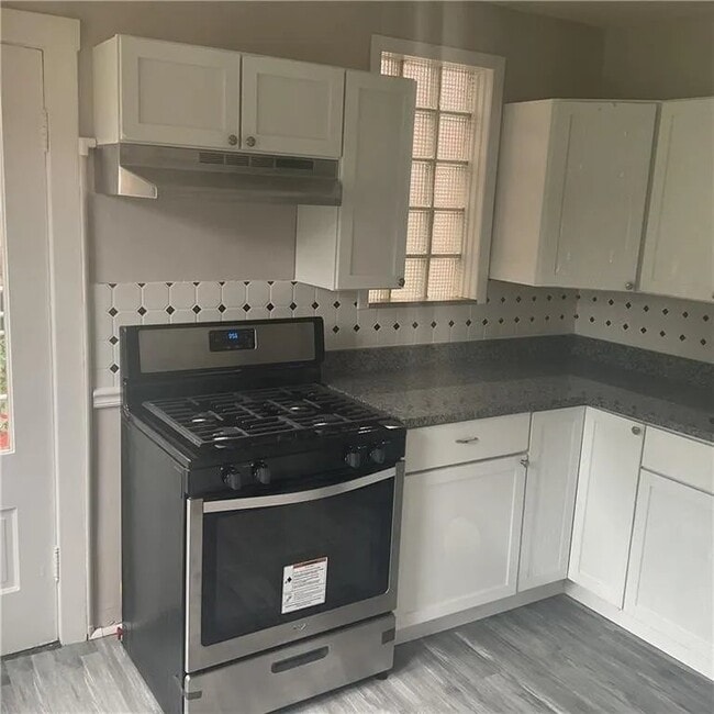 1818 Plainview Ave in Pittsburgh, PA - Foto de edificio - Building Photo